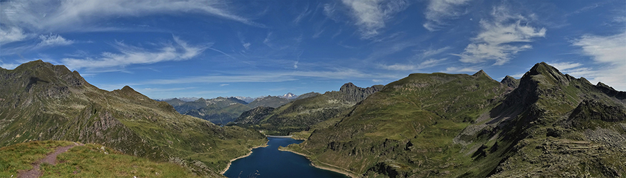 Dalla Cima di Mezzeno (2230 m ) vista panoramica sui Laghi Gemelli e le sue montagne